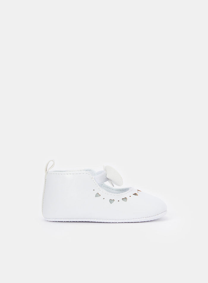 Redtag-White-Pram-Shoe-Category:Shoes,-Colour:White,-Deals:New-In,-Filter:Baby-Footwear-(0-to-18-Mths),-FOONBFSHOCAH,-H1:FOO,-H2:NBF,-H3:SHO,-H4:CAH,-N/A,-NBF-Shoes,-New-In-NBF-FOO,-Non-Sale,-ProductType:Pumps,-S23C,-Season:S23C,-Section:Boys-(0-to-14Yrs)-Baby-0 to 18 Months