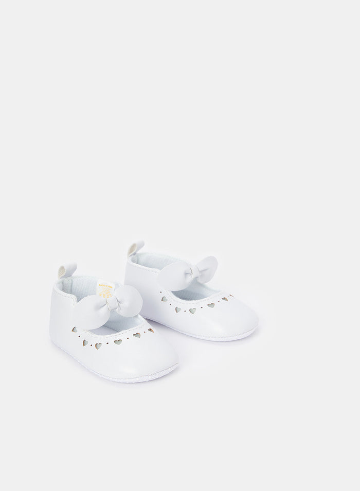 Redtag-White-Pram-Shoe-Category:Shoes,-Colour:White,-Deals:New-In,-Filter:Baby-Footwear-(0-to-18-Mths),-FOONBFSHOCAH,-H1:FOO,-H2:NBF,-H3:SHO,-H4:CAH,-N/A,-NBF-Shoes,-New-In-NBF-FOO,-Non-Sale,-ProductType:Pumps,-S23C,-Season:S23C,-Section:Boys-(0-to-14Yrs)-Baby-0 to 18 Months