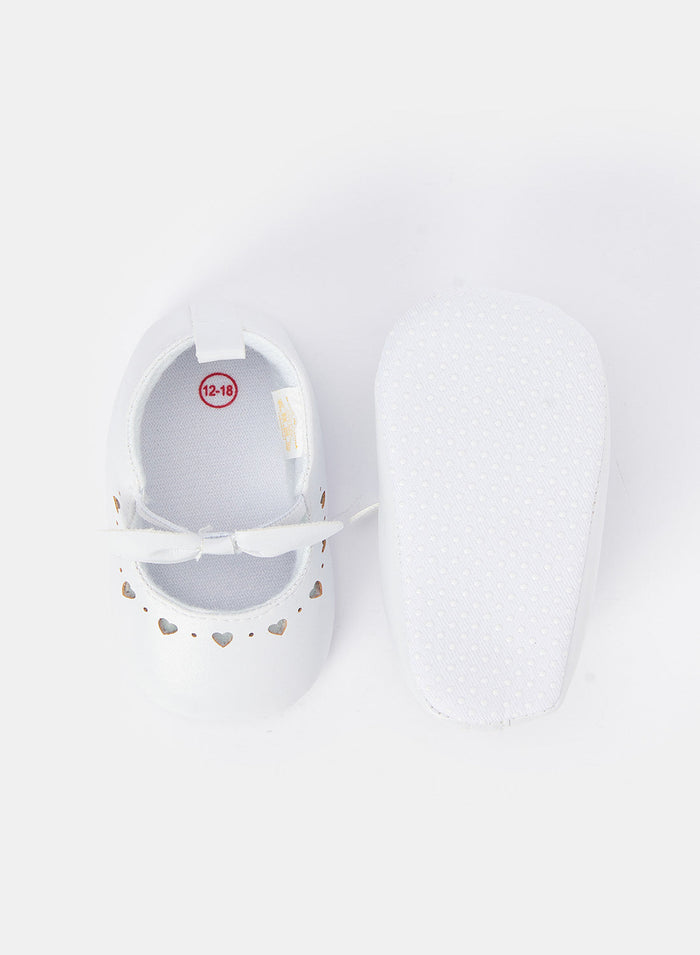 Redtag-White-Pram-Shoe-Category:Shoes,-Colour:White,-Deals:New-In,-Filter:Baby-Footwear-(0-to-18-Mths),-FOONBFSHOCAH,-H1:FOO,-H2:NBF,-H3:SHO,-H4:CAH,-N/A,-NBF-Shoes,-New-In-NBF-FOO,-Non-Sale,-ProductType:Pumps,-S23C,-Season:S23C,-Section:Boys-(0-to-14Yrs)-Baby-0 to 18 Months